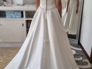 E se volessi anche velo e accessori? 👰 NESSUN PROBLEMA, TE LO REGALIAMO NOI! Da Spose Solidali abbiamo una vasta scelta di veli, guanti e accessori per capelli: devi solo scegliere quello che più ti piace! 🤍